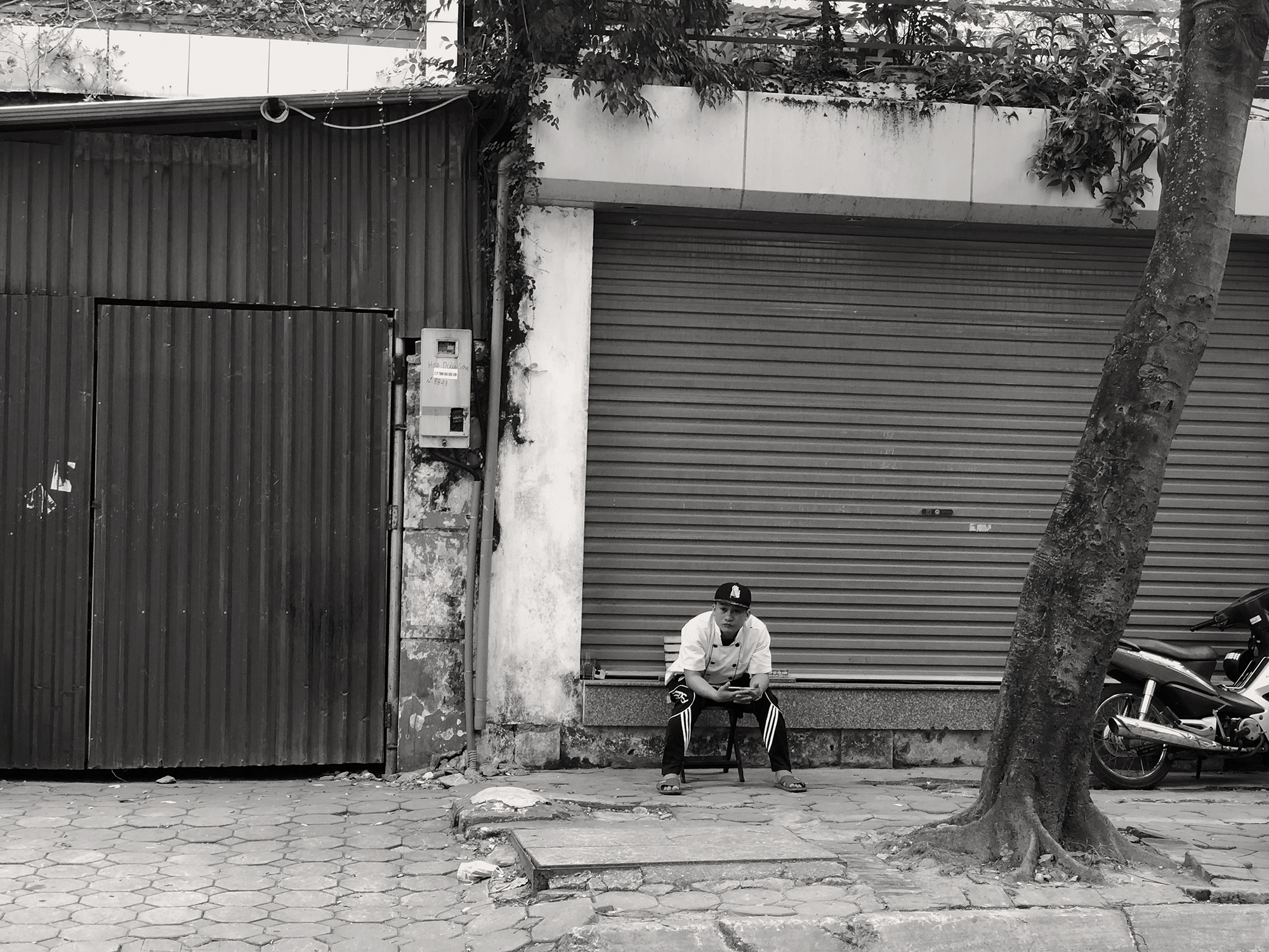 Christoph Radke, Vietnam, Hanoi, junger Mann mit Handy, 2018
